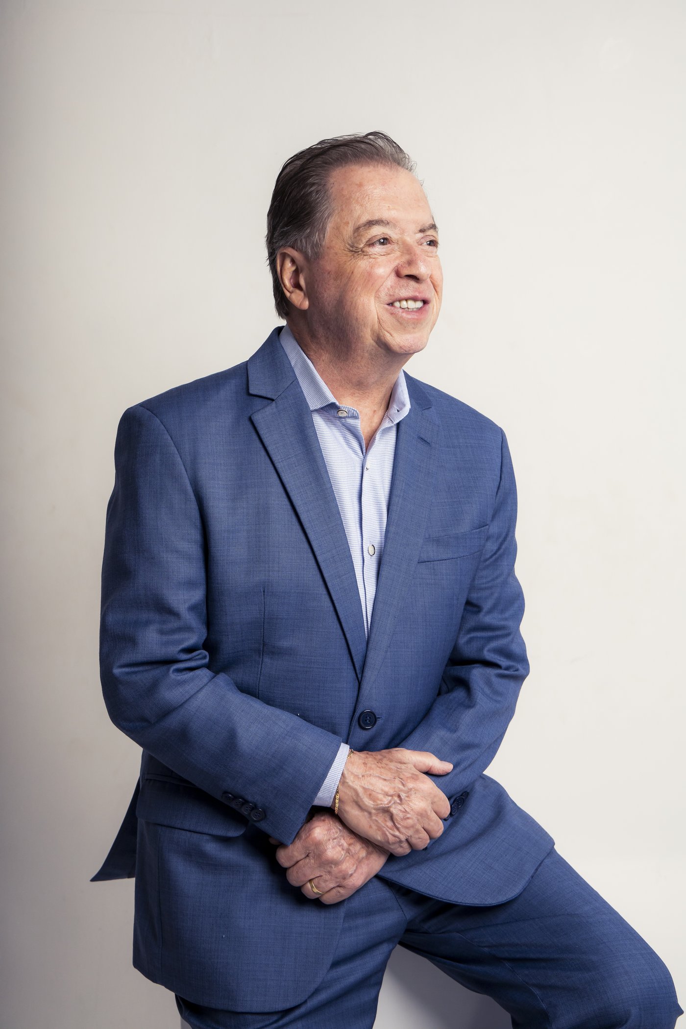 Ademaldo Carlos Cabral, sorrindo, de terno azul.
